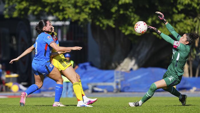 Alex Godínez realiza una atajada en el partido contra América en la Jornada 8 del Clausura 2026 | IMAGO 7
