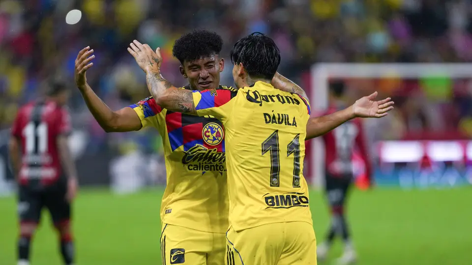 Isaías Violante en celebración con Víctor Dávila | IMAGO 7
