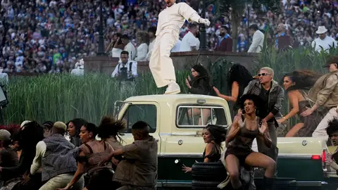 Duolingo reportó un crecimiento del 35% en estudiantes de español tras la participación de Bad Bunny en el Super Bowl./ AP