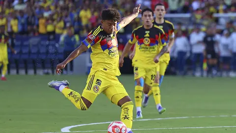 Isaías Violante en actividad con América durante el Apertura 2025 de la Liga MX | IMAGO 7