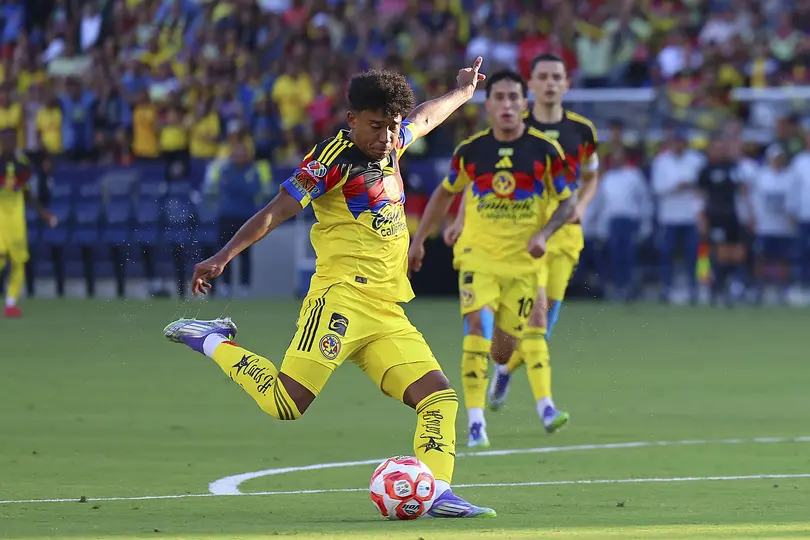 Isaías Violante en actividad con América durante el Apertura 2025 de la Liga MX | IMAGO 7