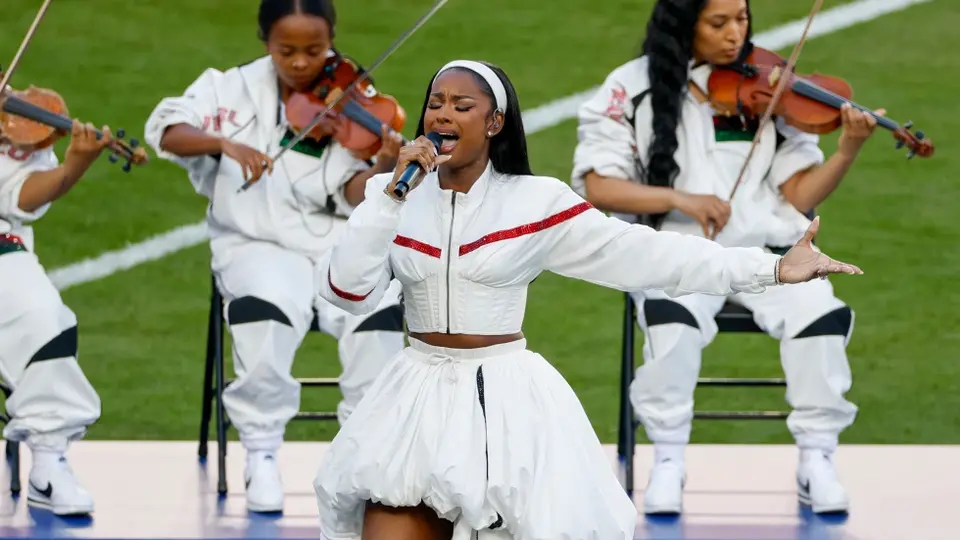 La música volvió a ser protagonista en la antesala del Super Bowl con una interpretación solemne./ AP