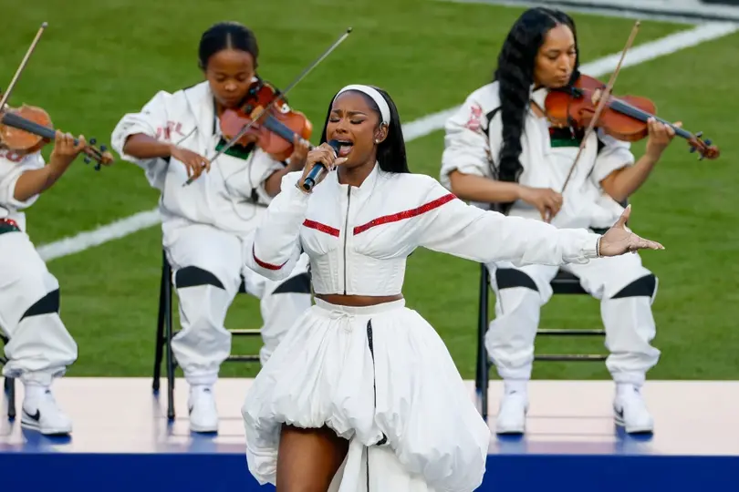 La música volvió a ser protagonista en la antesala del Super Bowl con una interpretación solemne./ AP