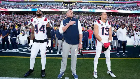 Mike Vrabel junto a un par de sus jugadores en el himno de Estados Unidos | AP