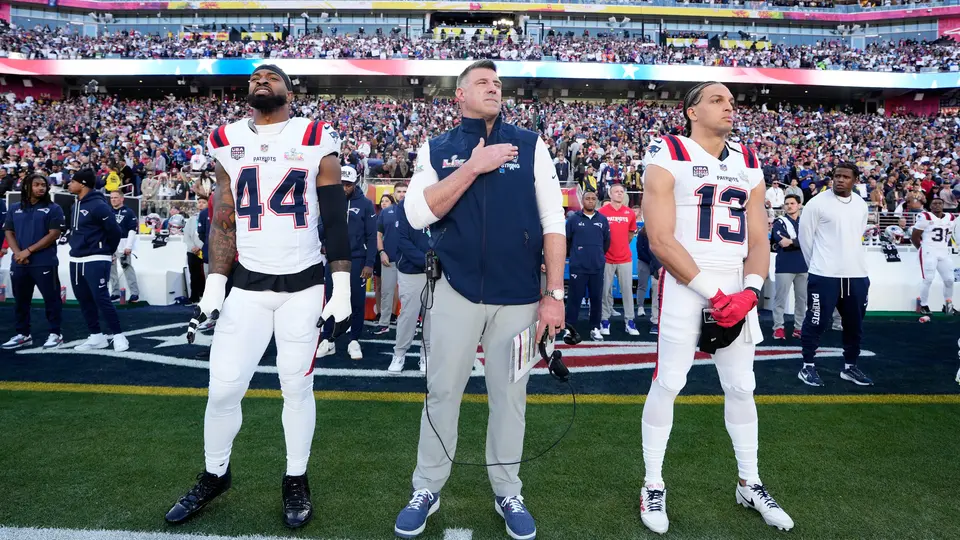 Mike Vrabel junto a un par de sus jugadores en el himno de Estados Unidos | AP