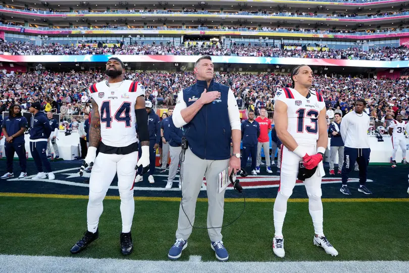Mike Vrabel junto a un par de sus jugadores en el himno de Estados Unidos | AP