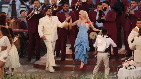 Lady Gaga fue la primera invitada sorpresa del medio tiempo junto a Bad Bunny./ AFP