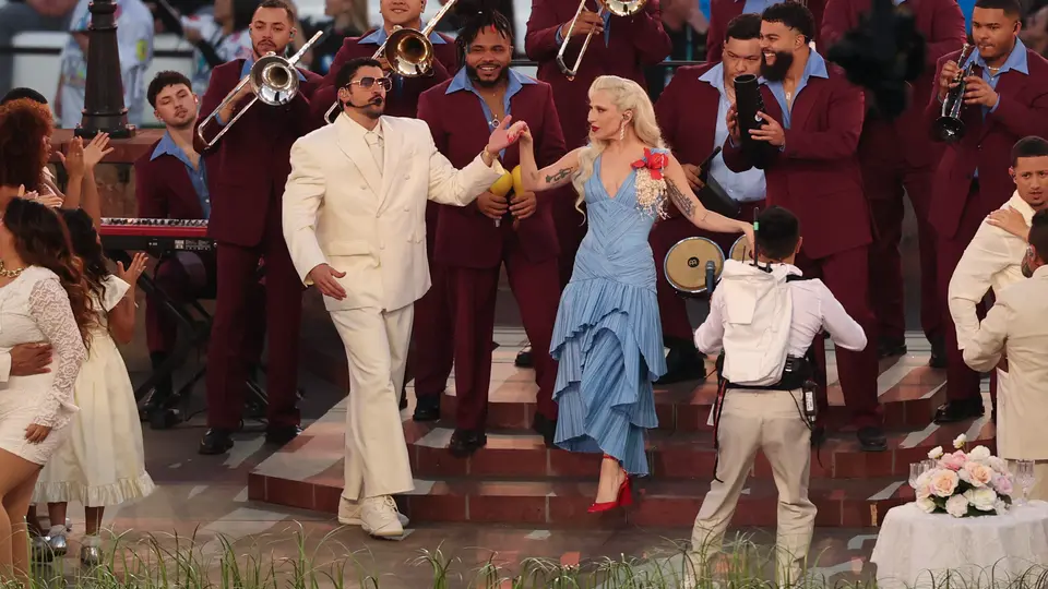 Lady Gaga fue la primera invitada sorpresa del medio tiempo junto a Bad Bunny./ AFP