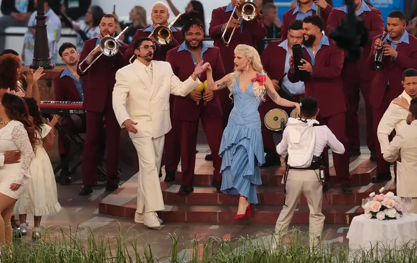 Lady Gaga fue la primera invitada sorpresa del medio tiempo junto a Bad Bunny./ AFP