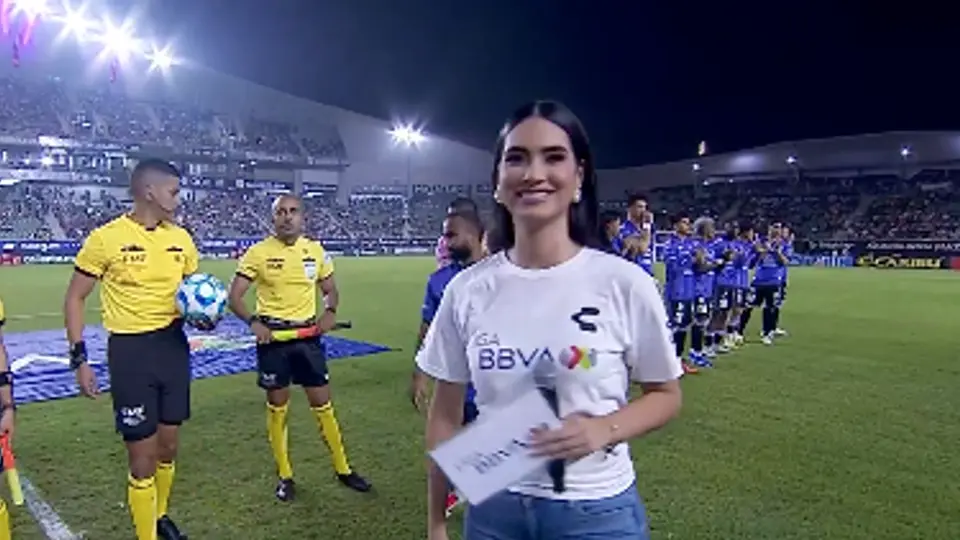 Anahí Esparza en el protocolo de Liga MX l IMAGO7