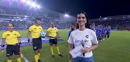 Anahí Esparza en el protocolo de Liga MX l IMAGO7
