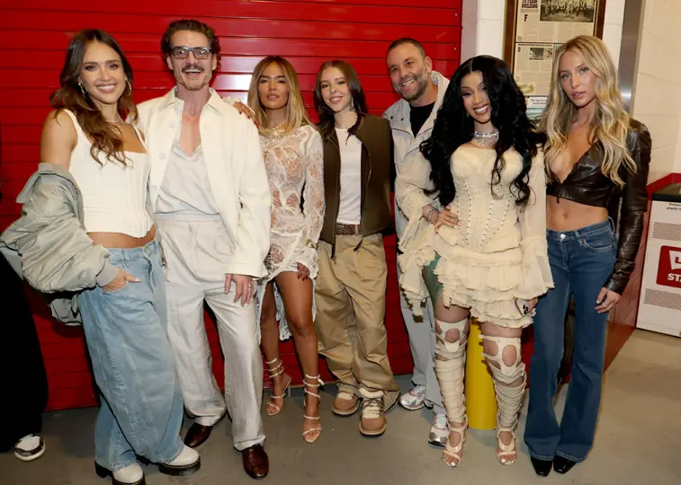 Karol G y Cardi B sorprendieron al público con su participación en el show del Super Bowl 60./ RS