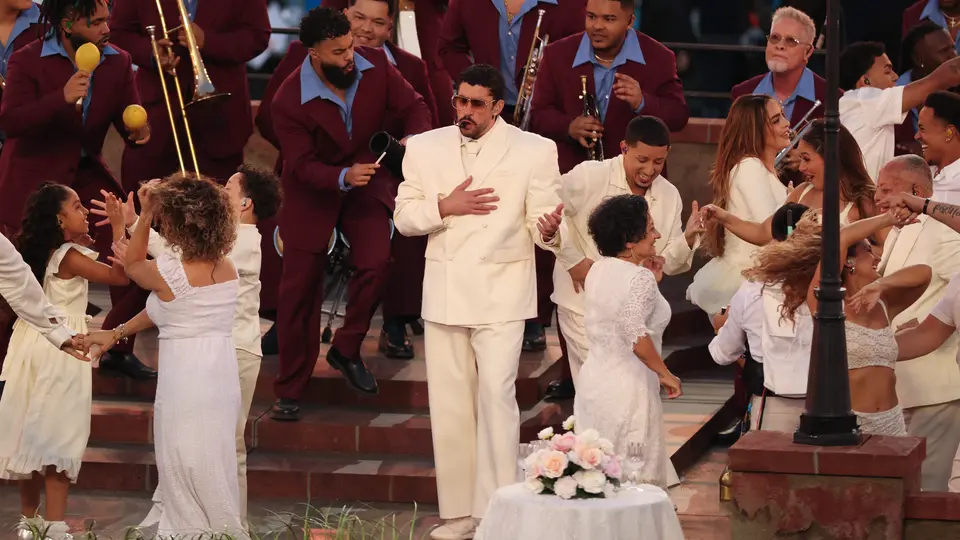 El medio tiempo del Super Bowl 60 fue celebrado como un momento histórico para la música latina./ AFP