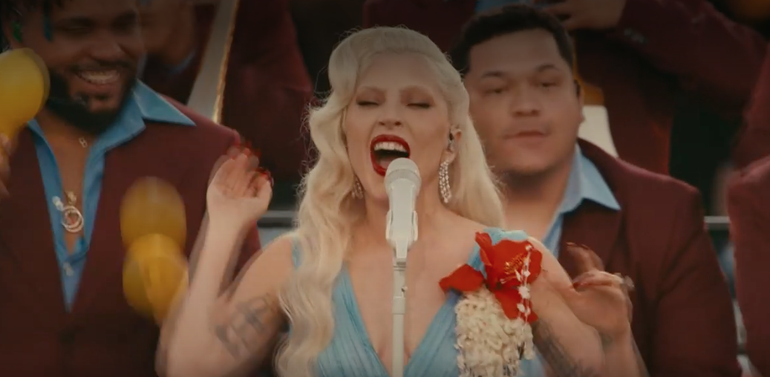 Lady Gaga sale cantando salsa muy al estilo Puerto Rico.