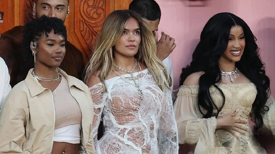 Karol G y Cardi B sorprendieron al público con su participación en el show del Super Bowl 60./ X:@KarolGSite
