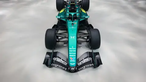 Aston Martin presentó su nuevo monoplaza y que es el primero diseñado por Adrian Newey | X: @AstonMartinF1