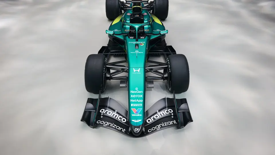 Aston Martin presentó su nuevo monoplaza y que es el primero diseñado por Adrian Newey | X: @AstonMartinF1