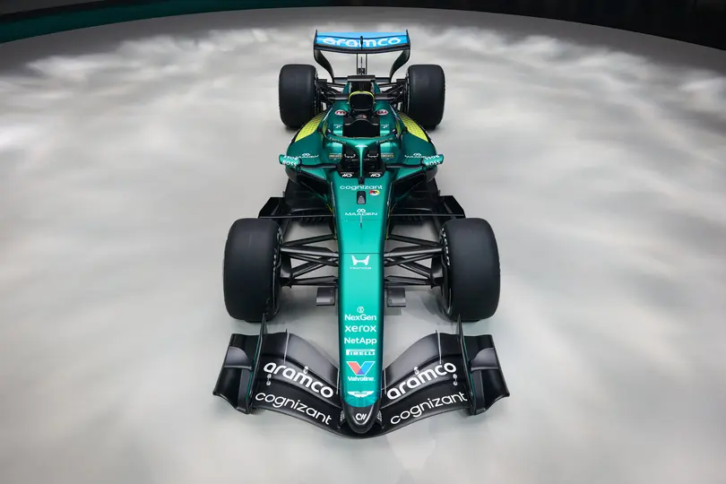 Aston Martin presentó su nuevo monoplaza y que es el primero diseñado por Adrian Newey | X: @AstonMartinF1