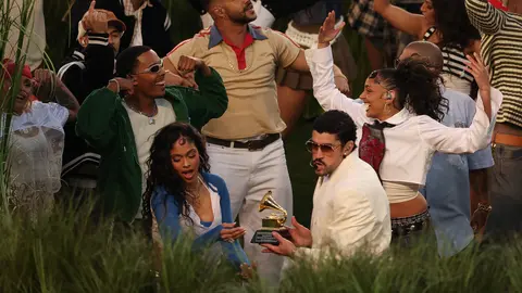 La puesta en escena incluyó referencias culturales latinas y una boda simbólica durante el show./ AFP