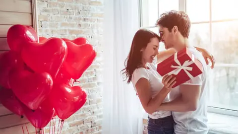 La celebración de San Valentín impulsa el consumo en giros como regalos, joyería, perfumería y chocolates./ Pixabay