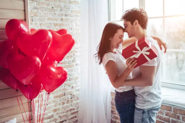La celebración de San Valentín impulsa el consumo en giros como regalos, joyería, perfumería y chocolates./ Pixabay