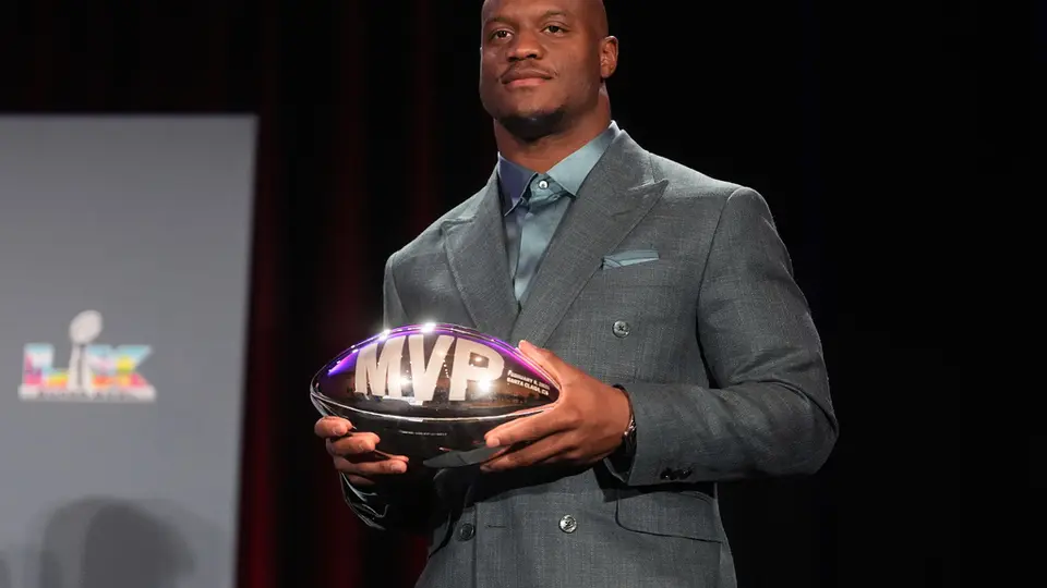 Kenneth Walker III, orgulloso con su trofeo de MVP I AP