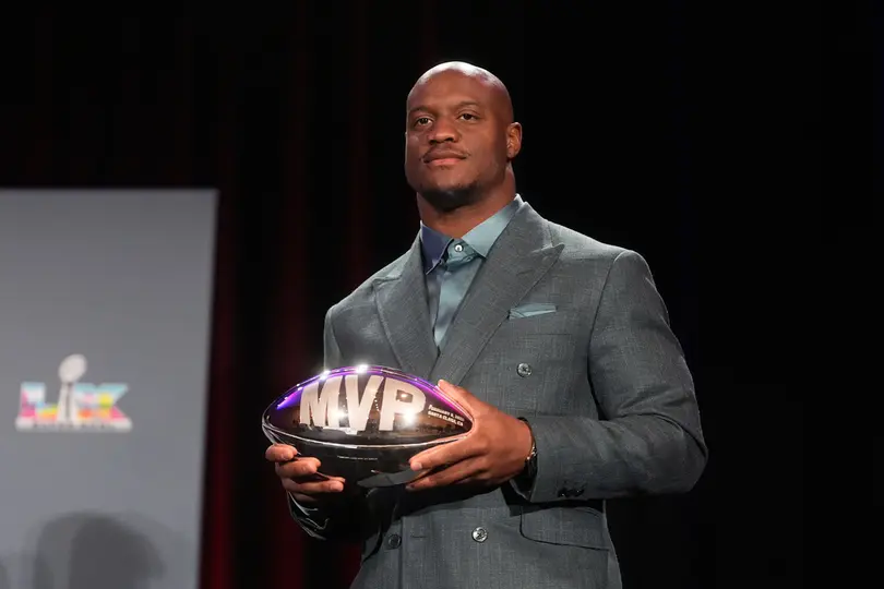 Kenneth Walker III, orgulloso con su trofeo de MVP I AP