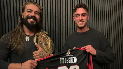 Andrade 'El Ídolo' retuvo el campeonato mundial pesado de GWF vistiendo una camiseta especial