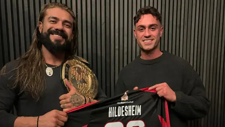 Andrade 'El Ídolo' retuvo el campeonato mundial pesado de GWF vistiendo una camiseta especial