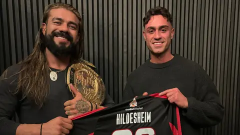 Andrade 'El Ídolo' retuvo el campeonato mundial pesado de GWF vistiendo una camiseta especial