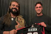 Andrade 'El Ídolo' retuvo el campeonato mundial pesado de GWF vistiendo una camiseta especial
