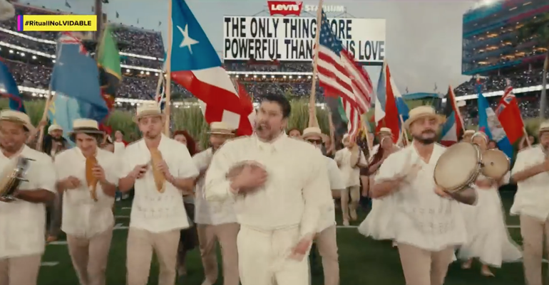 Bad Bunny salió con todas las banderas de Latinoamérica y hasta con la de Estados Unidos.