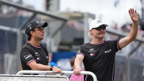 Checo Pérez y Valtteri Bottas en el desfile de pilotos en el Gran Premio de Australia 2026 | AP