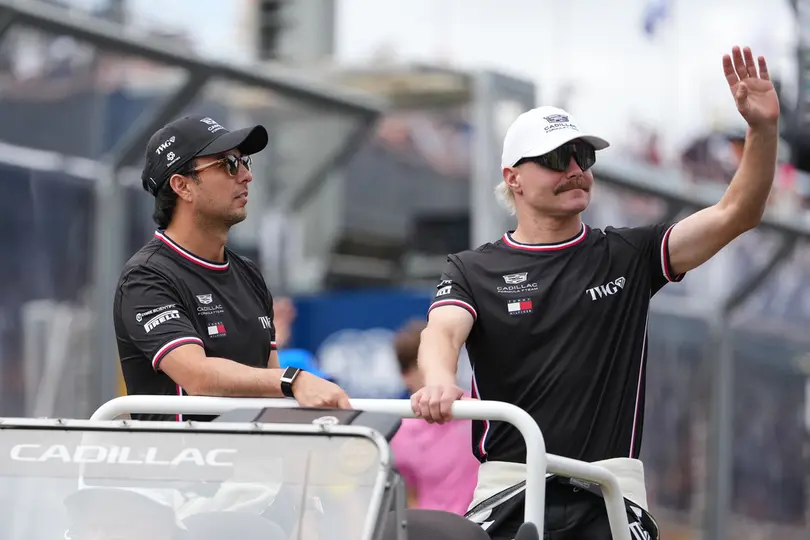 Checo Pérez y Valtteri Bottas en el desfile de pilotos en el Gran Premio de Australia 2026 | AP