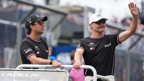 Checo Pérez y Valtteri Bottas en el desfile de pilotos en el Gran Premio de Australia 2026 | AP