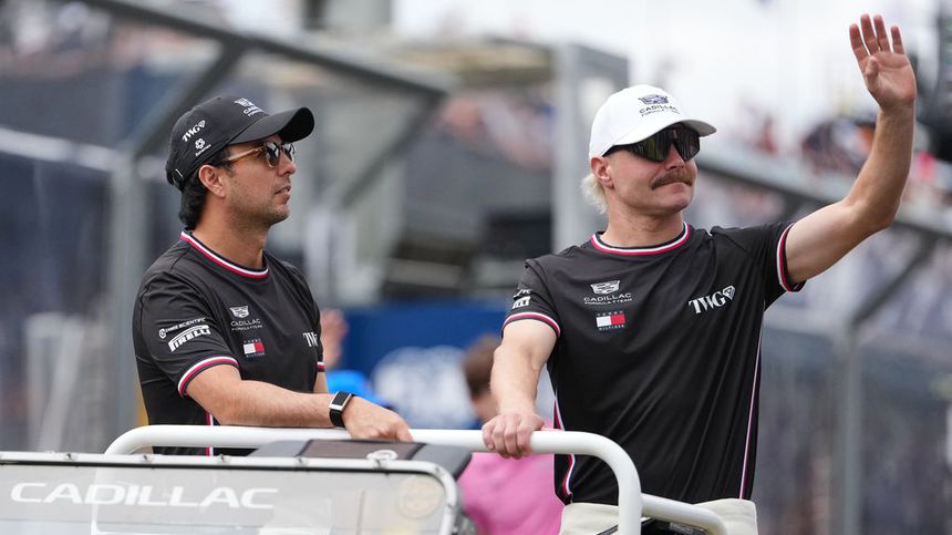 Checo Pérez y Valtteri Bottas en el desfile de pilotos en el Gran Premio de Australia 2026 | AP