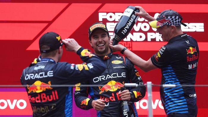 Checo Pérez en el podio del Gran Premio de China de 2024 con Red Bull | RED BULL