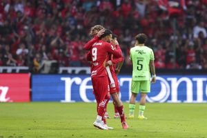 Marcel Ruiz y Alexis Vega se saludan en el partido de Toluca ante Juárez | IMAGO 7