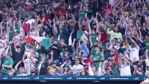 Afición mexicana celebra la victoria ante Brasil durante el Clásico Mundial | MEXSPORT