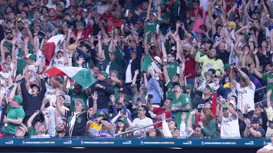 Afición mexicana celebra la victoria ante Brasil durante el Clásico Mundial | MEXSPORT