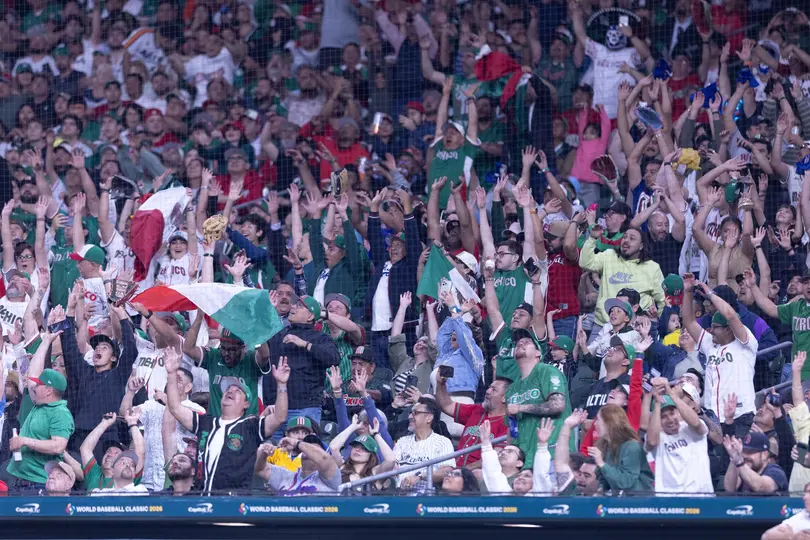 Afición mexicana celebra la victoria ante Brasil durante el Clásico Mundial | MEXSPORT