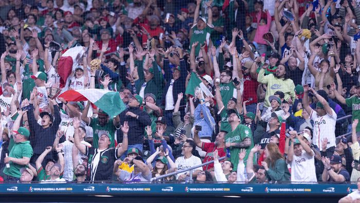 Afición mexicana celebra la victoria ante Brasil durante el Clásico Mundial | MEXSPORT