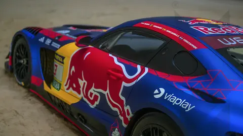 El auto de Mercedes con los colores de Red Bull | verstappen.com