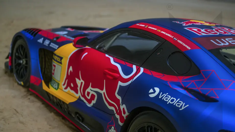 El auto de Mercedes con los colores de Red Bull | verstappen.com