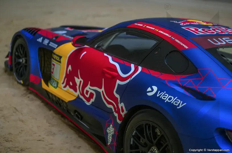 El auto de Mercedes con los colores de Red Bull | verstappen.com