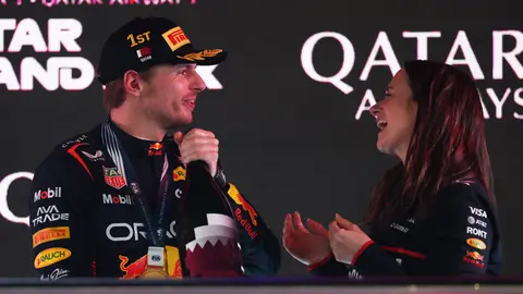 Max Verstappen y Hannah Schmitz en el podio en el Gran Premio de Qatar 2025 | RED BULL
