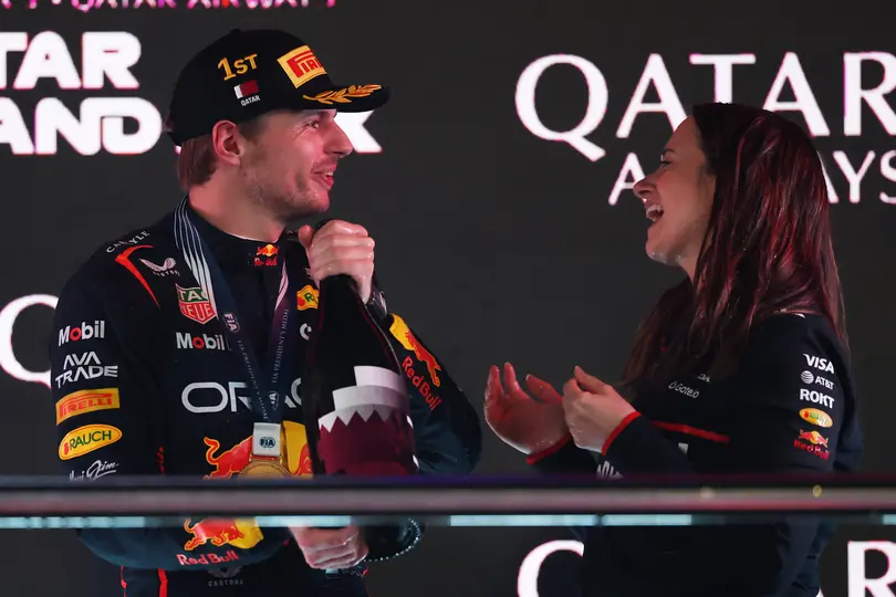 Max Verstappen y Hannah Schmitz en el podio en el Gran Premio de Qatar 2025 | RED BULL