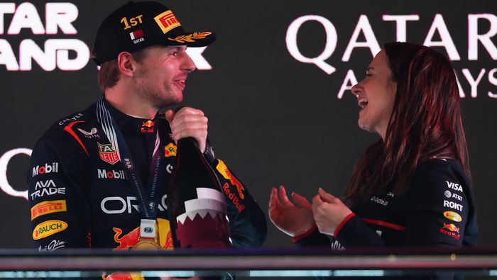 Max Verstappen y Hannah Schmitz en el podio en el Gran Premio de Qatar 2025 | RED BULL