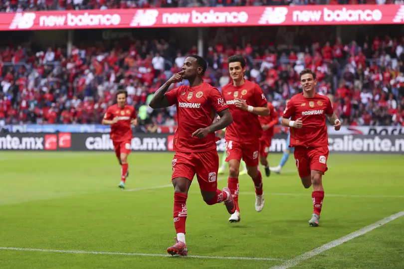 Jugadores de Toluca celebran con Helinho ante FC Juárez en el Clausura 2026 de la Liga MX | IMAGO 7
