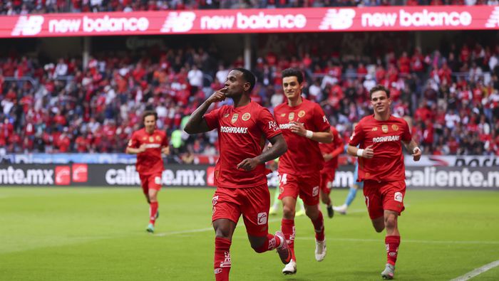 Jugadores de Toluca celebran con Helinho ante FC Juárez en el Clausura 2026 de la Liga MX | IMAGO 7